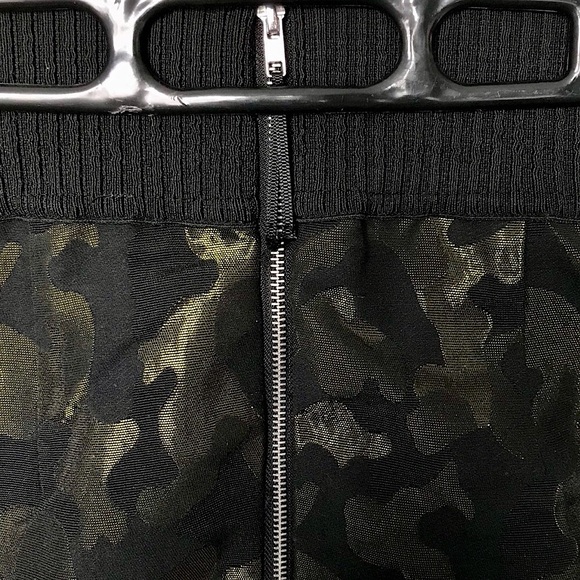 NWT! Philosophy Black & Green Camouflage Print Shimmer Stretch Pencil Skirt, 4 - Picture 9 of 11